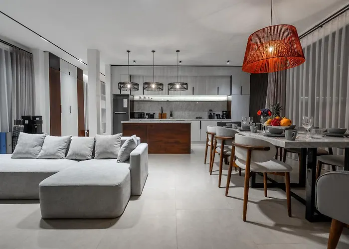 Sebelas By Evdekimi - The With Authentic Cafe In Center ウブド